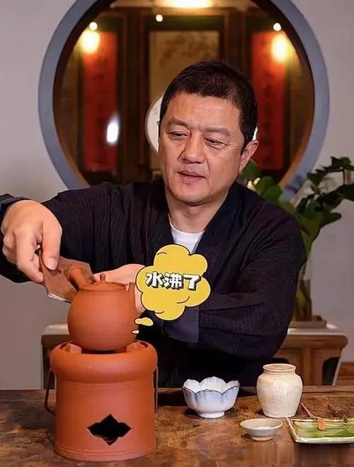 直到看清李亚鹏如今的处境，才明白“消失”的王菲有多精明