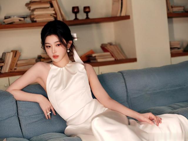 孔雪儿纯白挂颈连衣裙