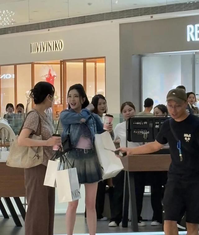 江疏影现身某商场，胖了不少，穿牛仔短裙，网友称：很廉价的感觉