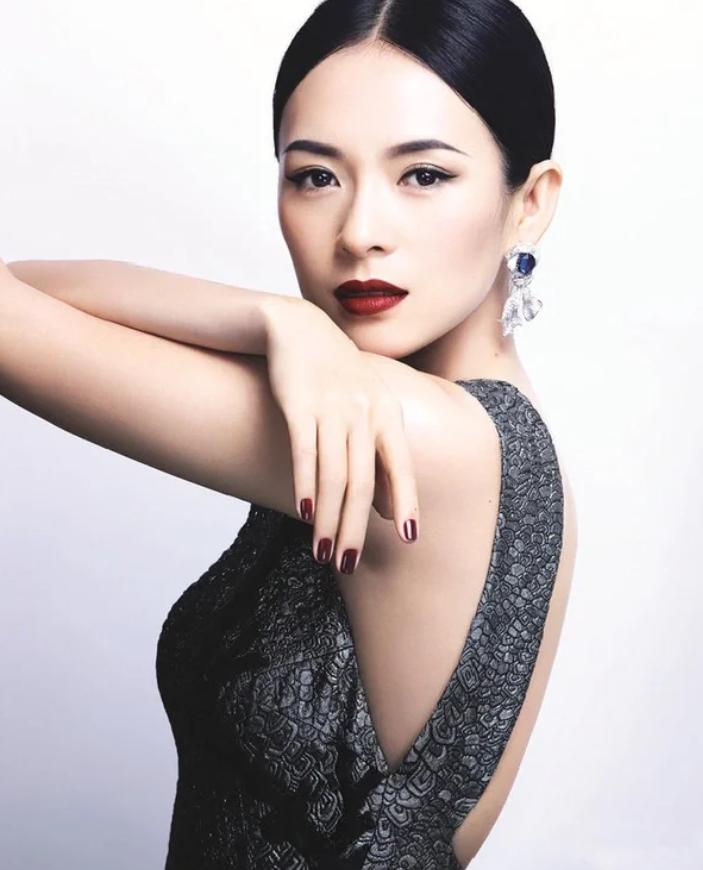 不靠发型遮丑，贴头皮封神 这五位骨相女星，露额露顶照样艳压群芳