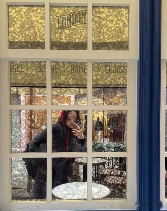 马龙一家现身北京三里屯，龙嫂身着皮草头戴小红帽，漫步街拍留影