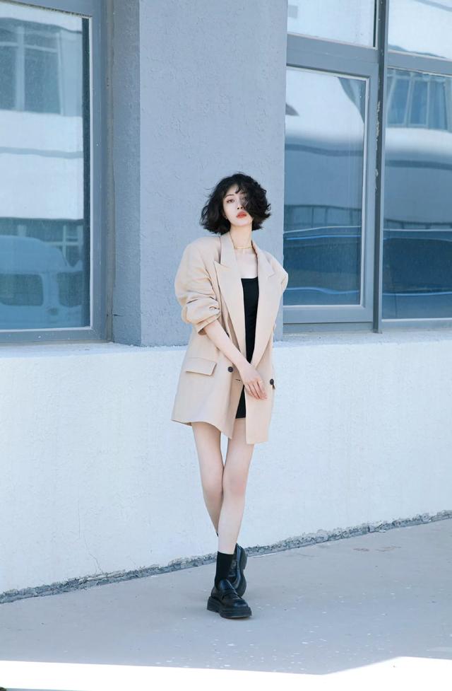 李若溪，花白大长腿让人慕了