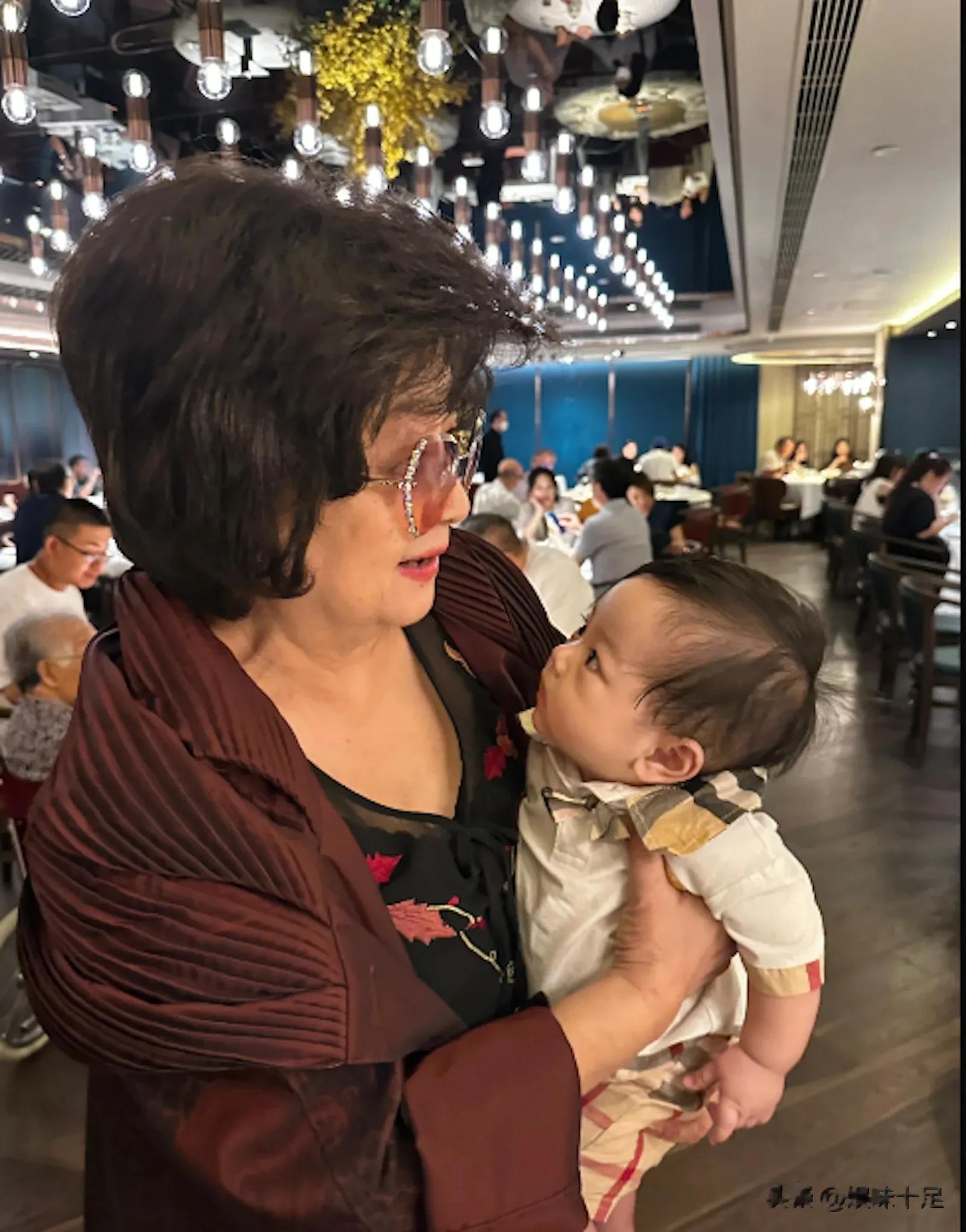 77岁徐小凤近照曝光，罕见茶聚后辈，被赞“返老还童”