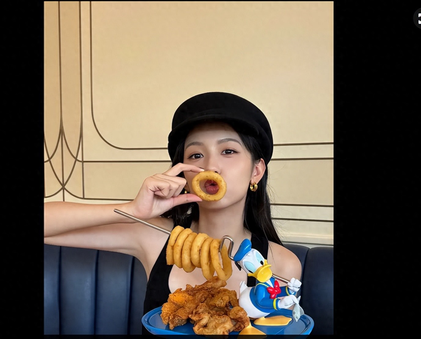 周也戴唐老鸭帽子,和友人可爱相拥,又美又飒!