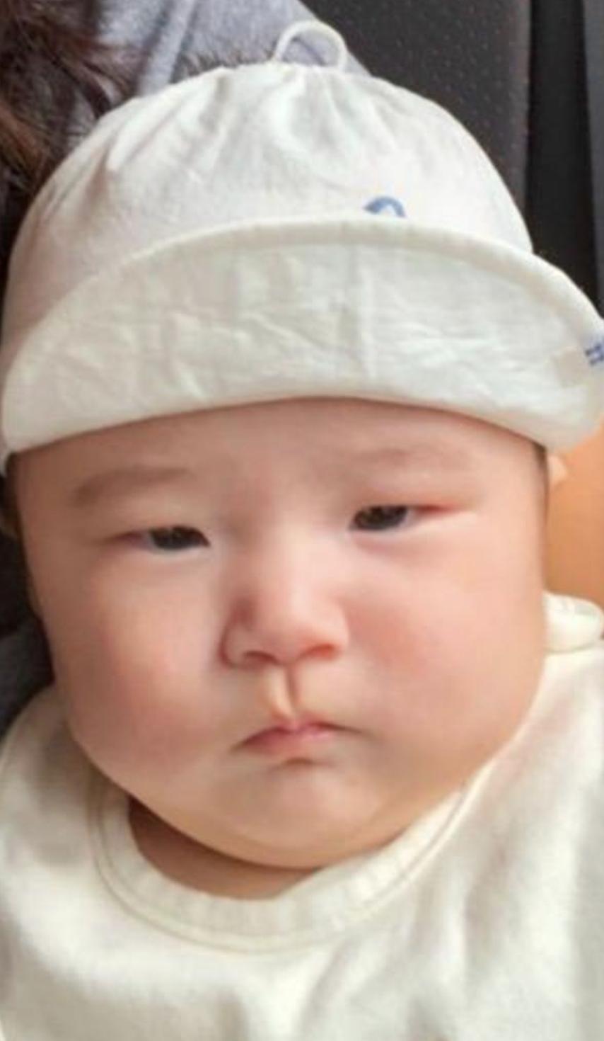 黎明7岁女儿罕见露脸，与母亲看黎明演唱会，长发高个眼睛像父亲