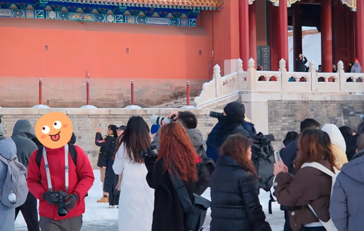 李现一身黑色穿搭,包裹严实化身摄影师,在故宫拍初雪被认了出来