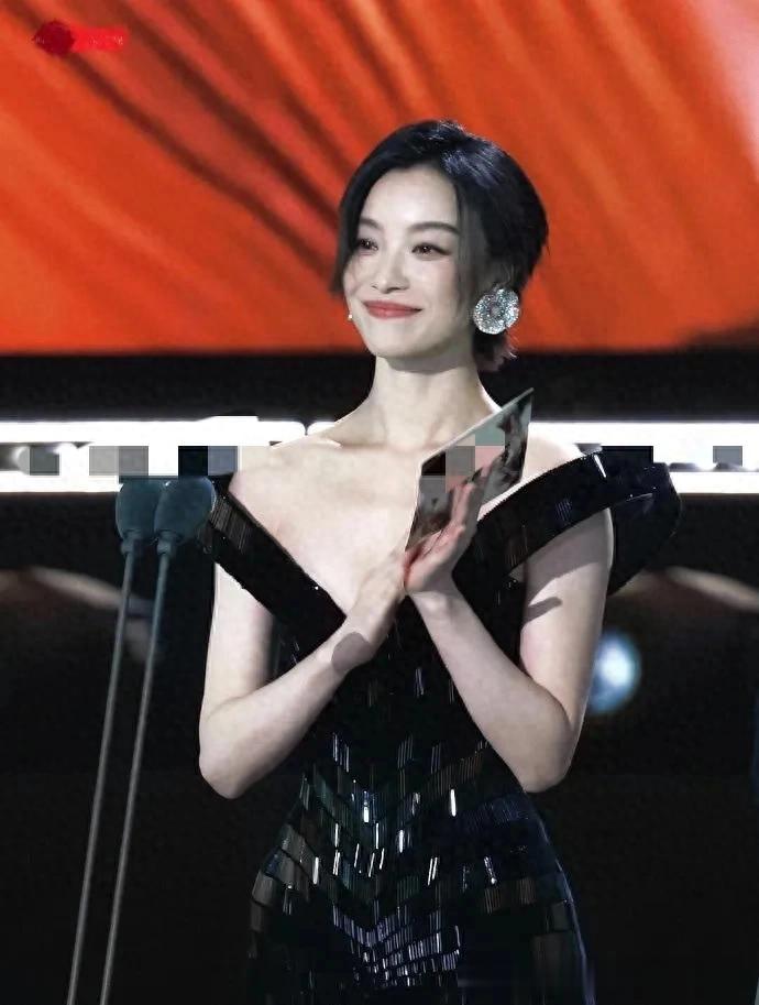 倪妮新剪了短发气质更高级！一袭深V亮片裙亮相，窈窕曲线好抢镜