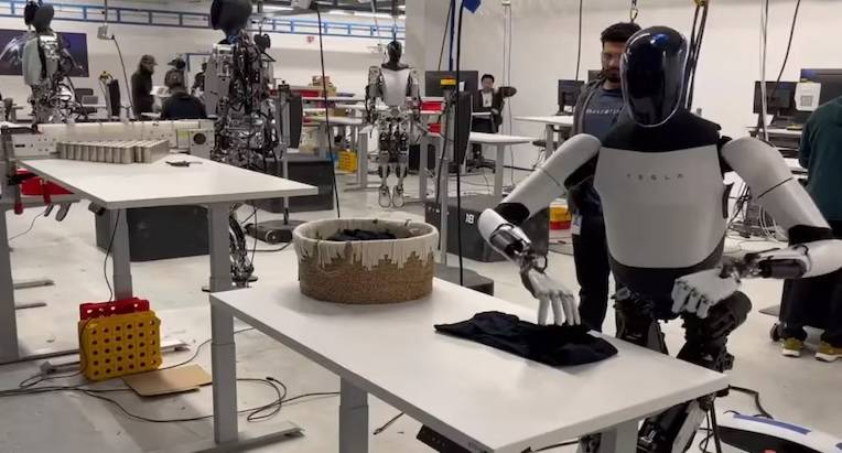 马斯克最新指示:机器人接管一切,你在家里躺着数钱