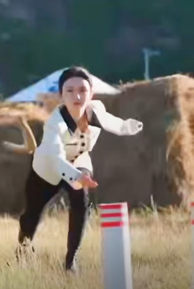 龙洋草原非遗活动造型,黑白穿搭配利落发型,美出新高度