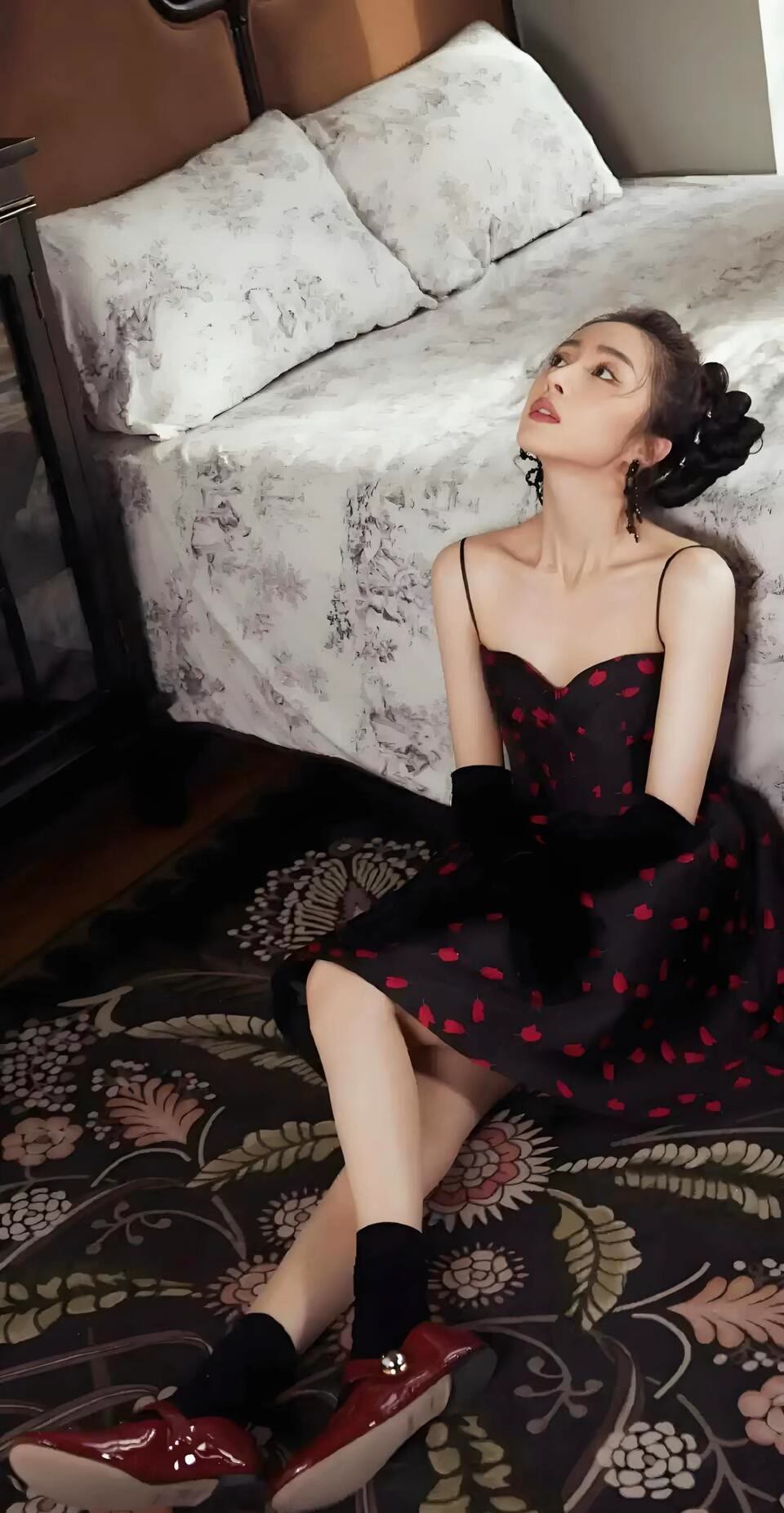 胡冰卿穿白西装配黑裙，长腿红唇美出清冷贵气