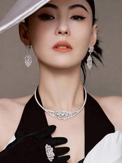 张柏芝“星光”露背长裙造型