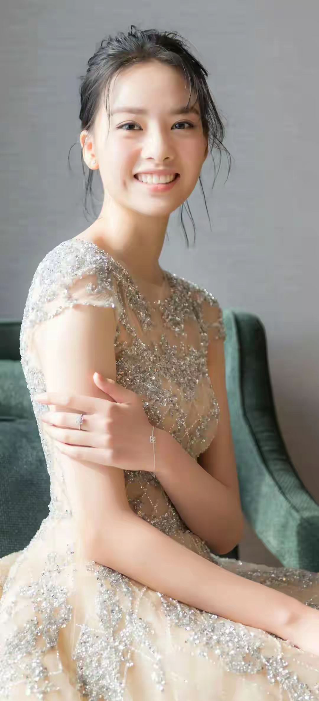 美女张艺上:在多元角色中绽放的实力小花!