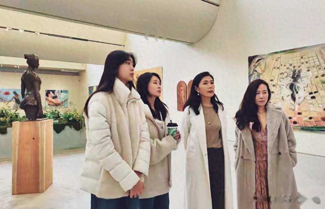 佟大为17岁女儿曝光！身高近一米八颜值逆天，母女同框似姐妹花