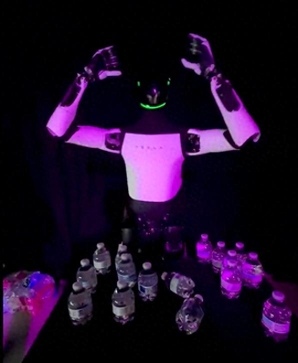 意外動作引質疑：特斯拉機器人演示被指遠程操控