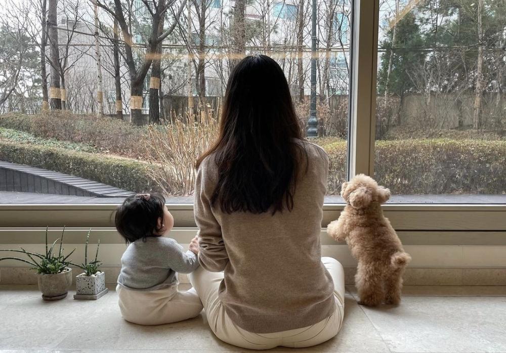 老了也是法拉利！50岁崔智友和45岁董洁一身白衣，各有各的高级