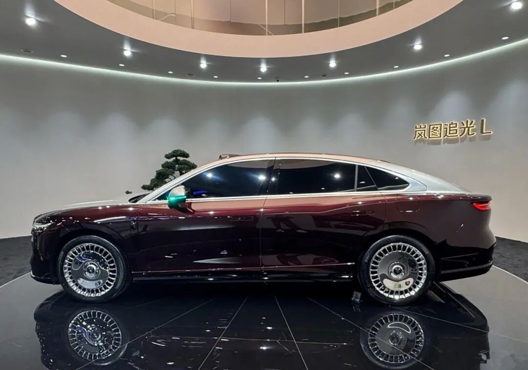 2026款岚图梦想家预售1小时订单破万，成都车展最火品牌凭什么？