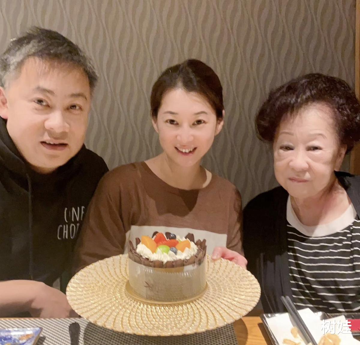 48岁港姐为小儿子庆生,丈夫罕露脸头发花白,携子嫁入豪门仍受宠