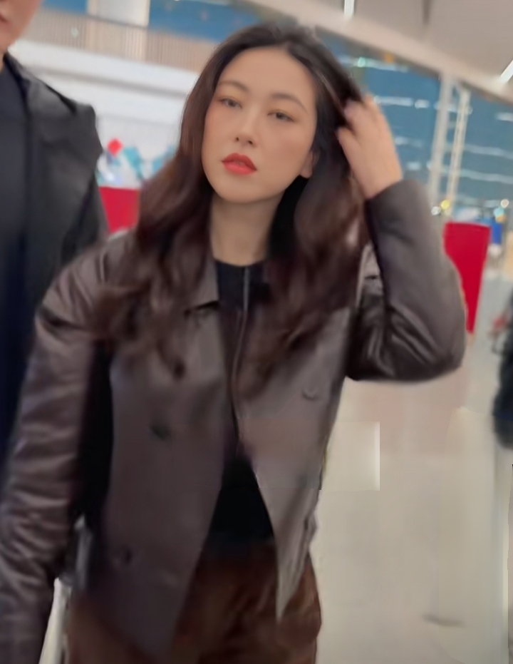 朱珠重庆机场出发，棕皮夹克搭长裤，波浪长发又飒又美