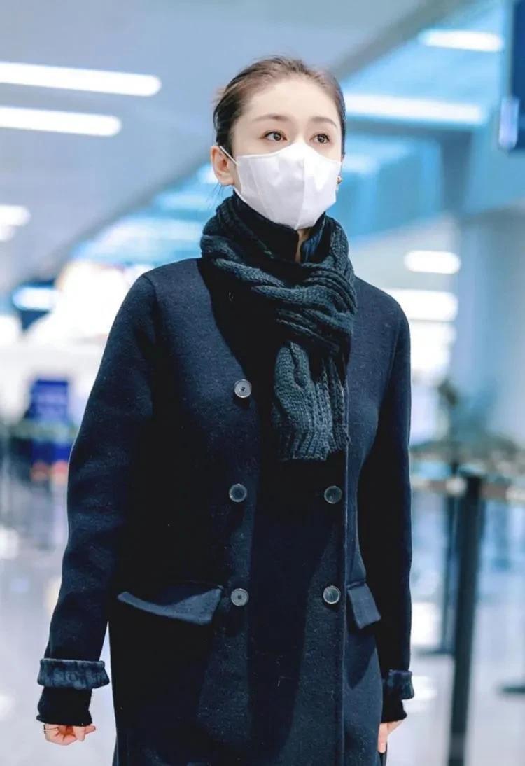 159cm的王子文也太会穿了,黑色大衣+喇叭裤,显高不说还很高级