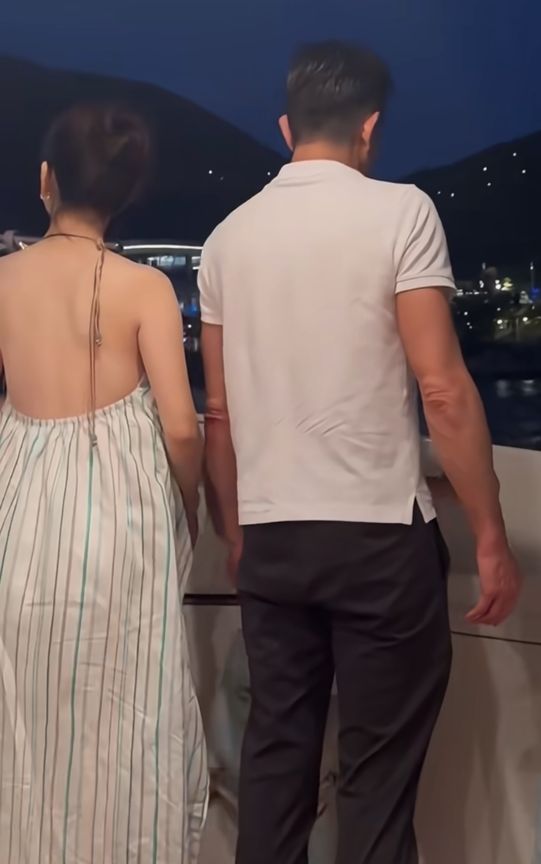 方媛晒新孕照，这次她亮出大肚皮，不再优雅了，俩女儿头发乱糟糟