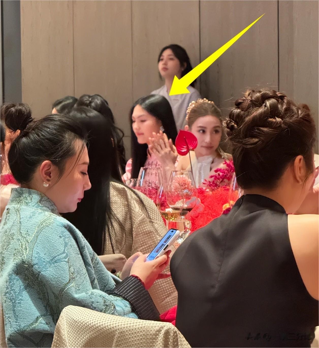 王诗龄何超莲同台现身，明明年纪最小，却被衬的又土又老