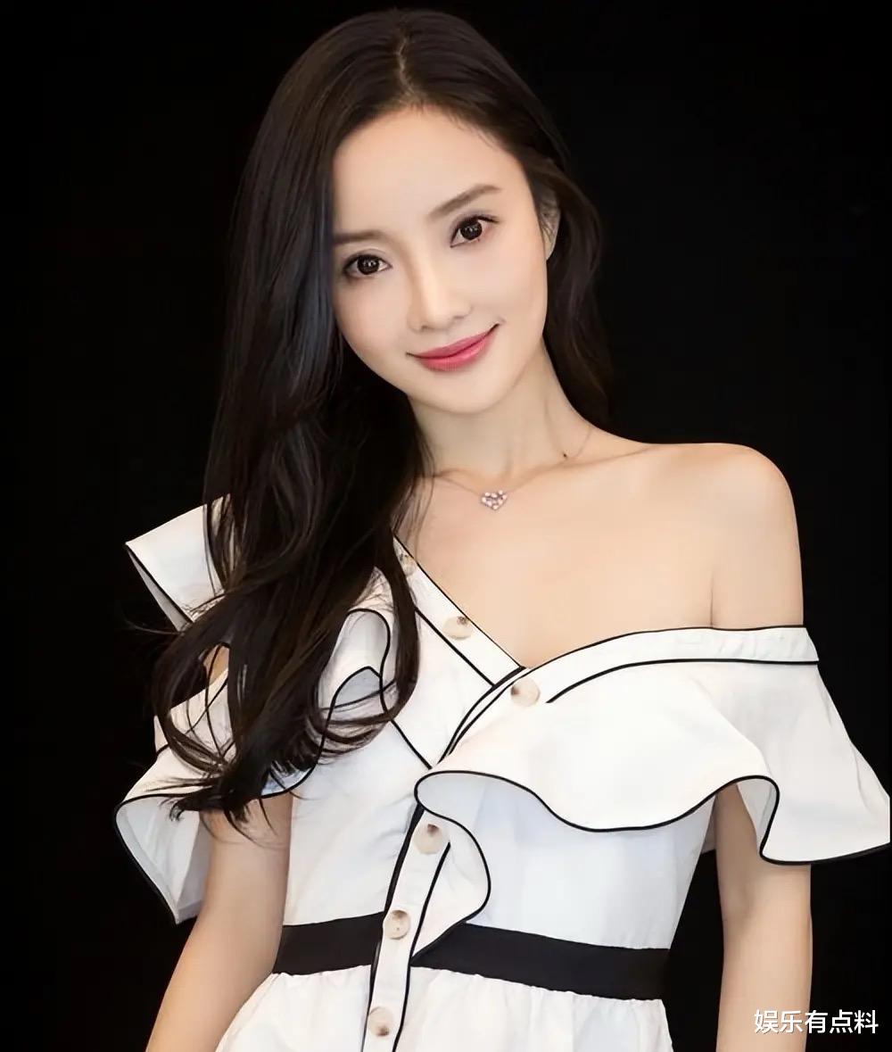 李小璐43岁依旧少女感，娇嫩打扮抢镜，巴掌脸让人惊艳！