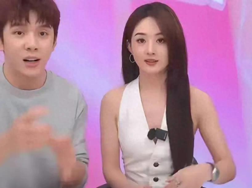 赵丽颖在李佳琦直播间频走神看提示器，听到下班秒露笑容起身离开