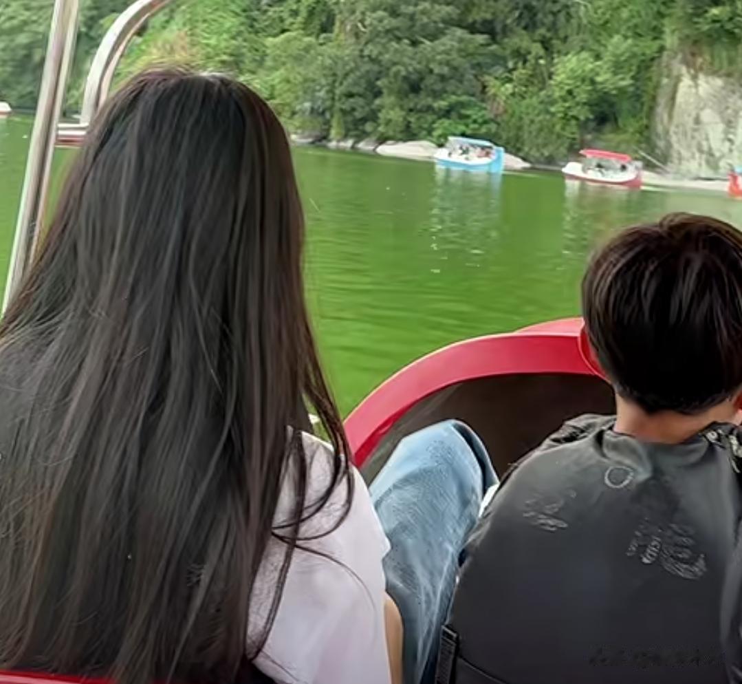 汪小菲罕见亲晒儿子正脸照，眉眼像极了大S，凸牙问题还没改善