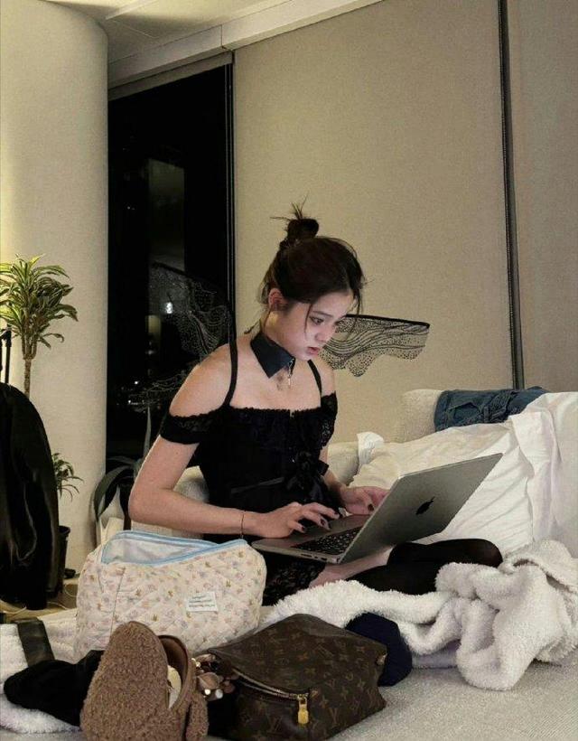 娜娜贴脸开大的高光时刻！魅力值直接拉满，惊艳全场