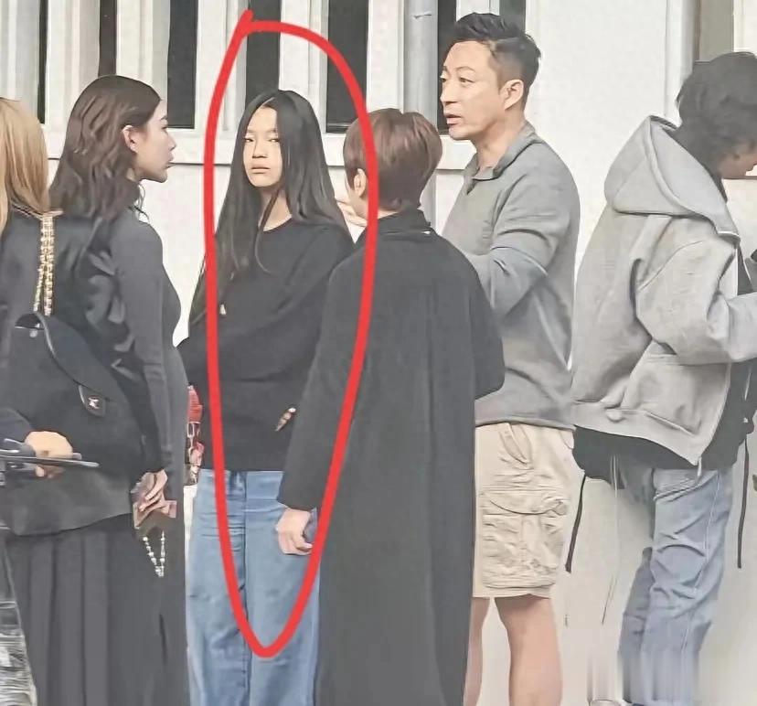 破防！小玥儿穿黑衣悼母一周年，别再瞎猜了，孩子的思念最纯粹