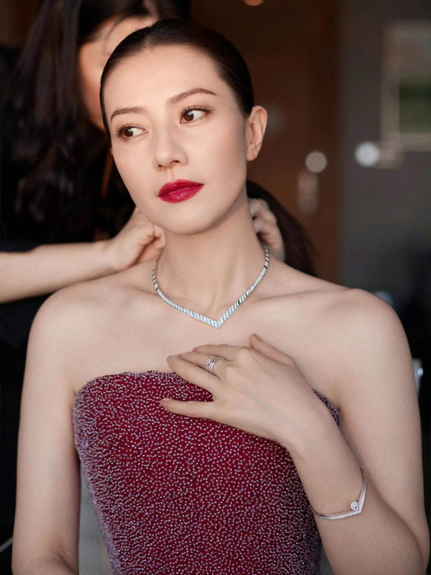 女神高圆圆出新图了，这抹胸裙也太美了