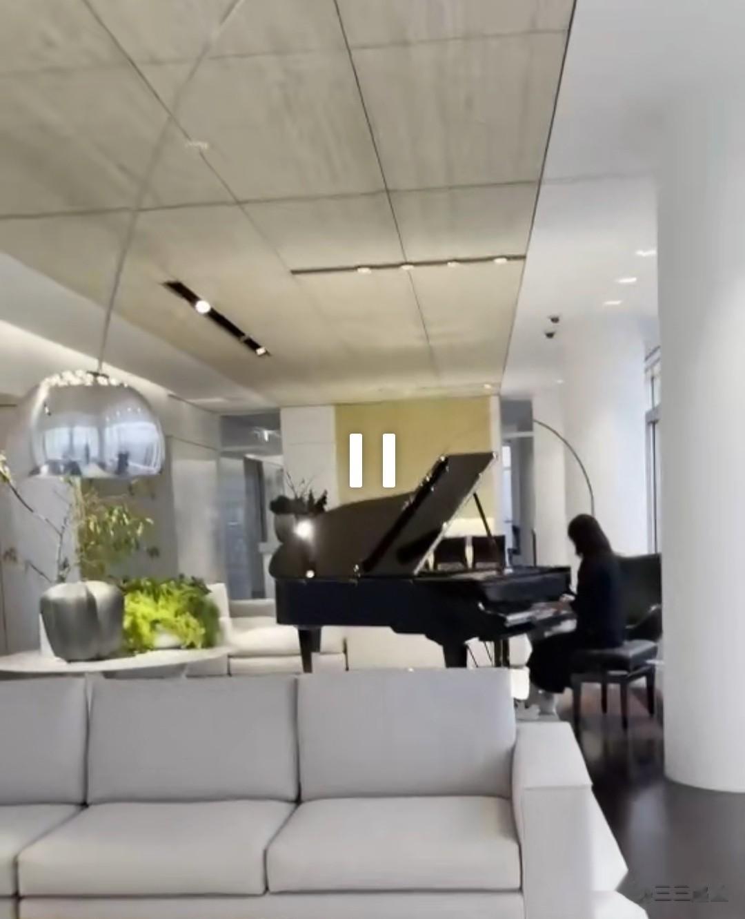 徐静蕾和黄立行在美现状,黄立行头发全白了,徐静蕾也朴实了