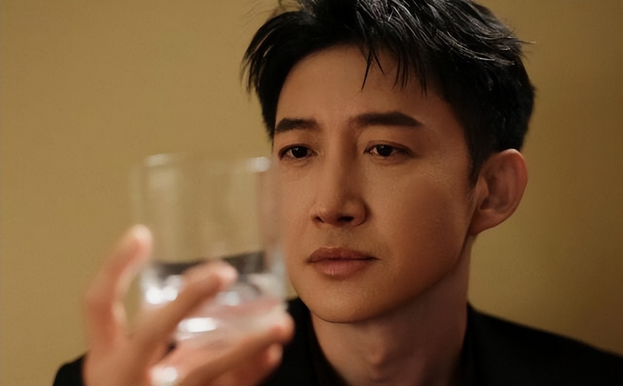 和蒋欣相恋多年，他转身娶了小4岁娇妻，如今妻子和他红透半边天