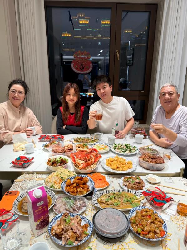 贾乃亮带女儿滑冰脸冻通红！不忘给甜馨买冰糖葫芦，父女同框好甜