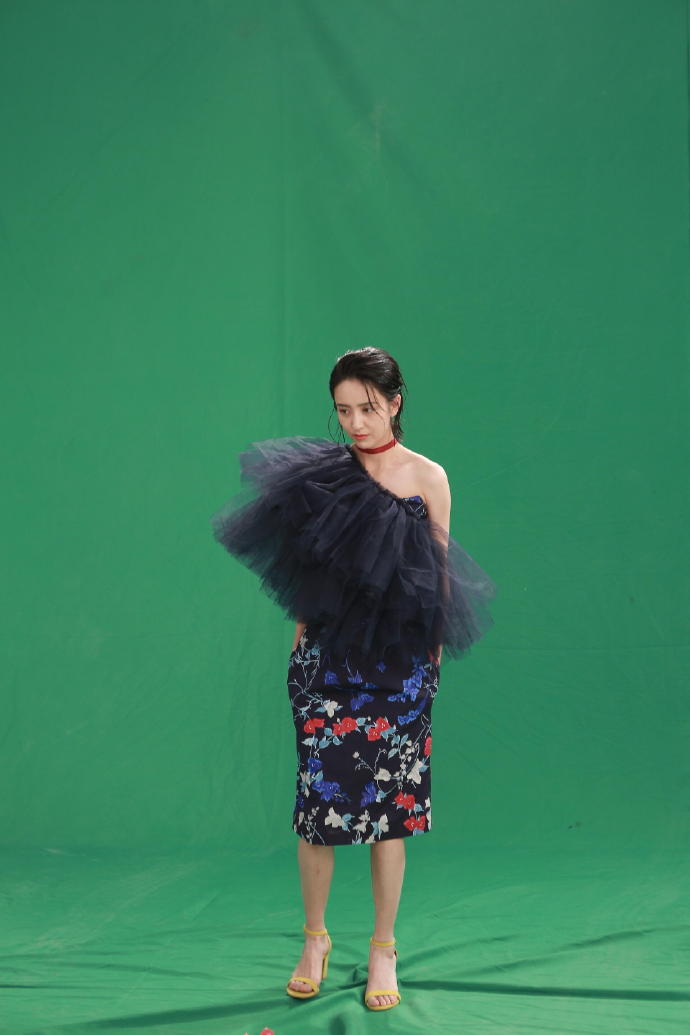 佟丽娅棚拍,原来没有加PS和绿幕之前颜值才是真担当。