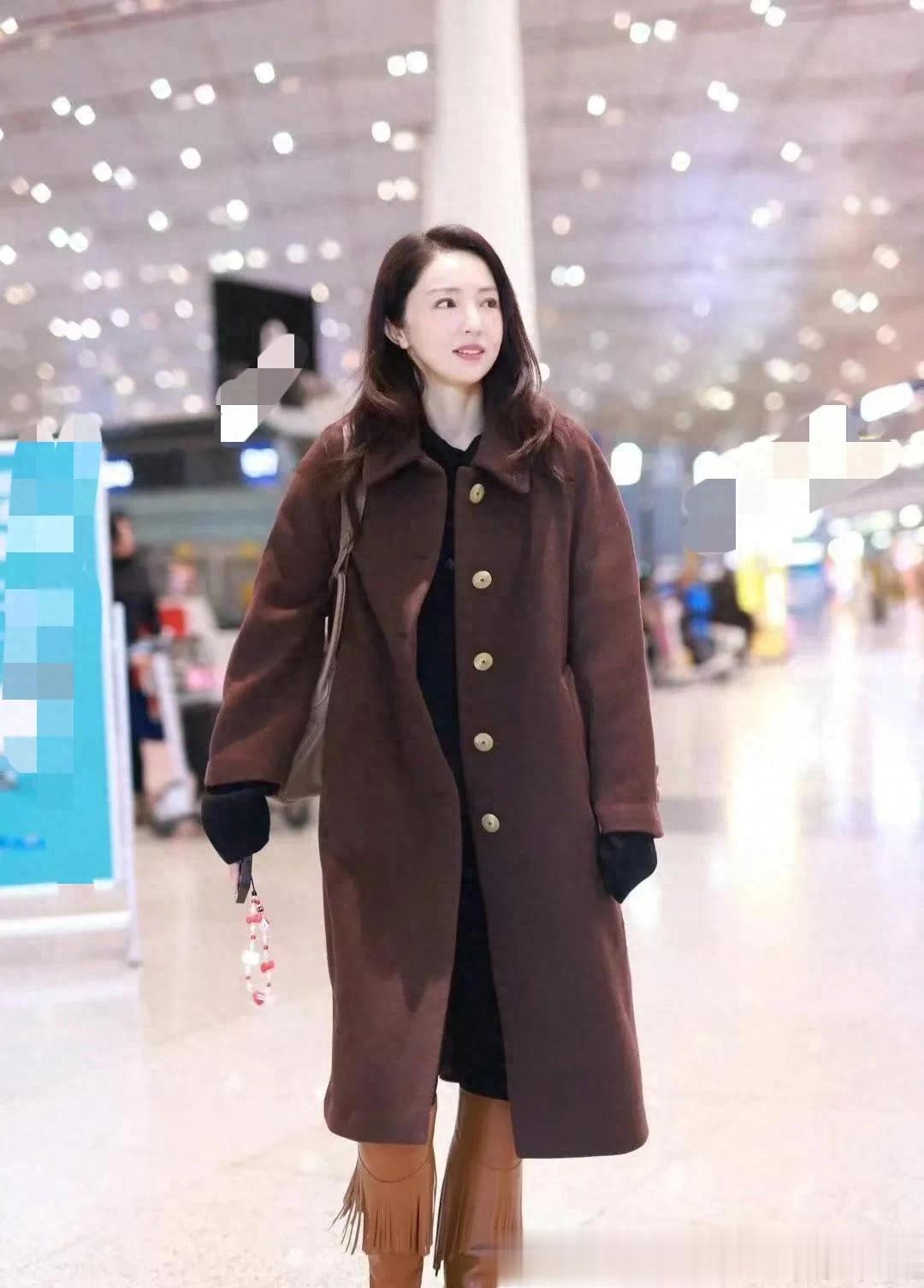 董璇的机场私服真时髦！美拉德大衣+打底裤+长筒靴，高级又洋气！