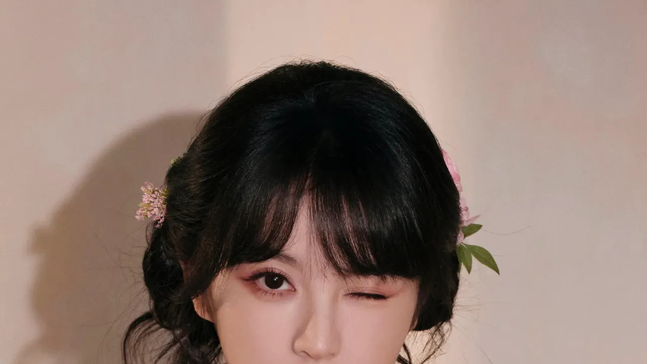 田曦薇娇俏可爱，既清纯又性感，内娱甜妹天花板。