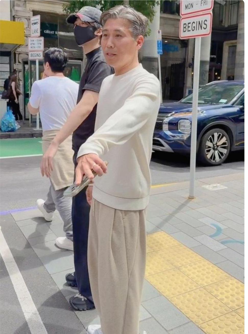 51岁李乃文现身新西兰，他穿白色卫衣，头发花白，状态不错。