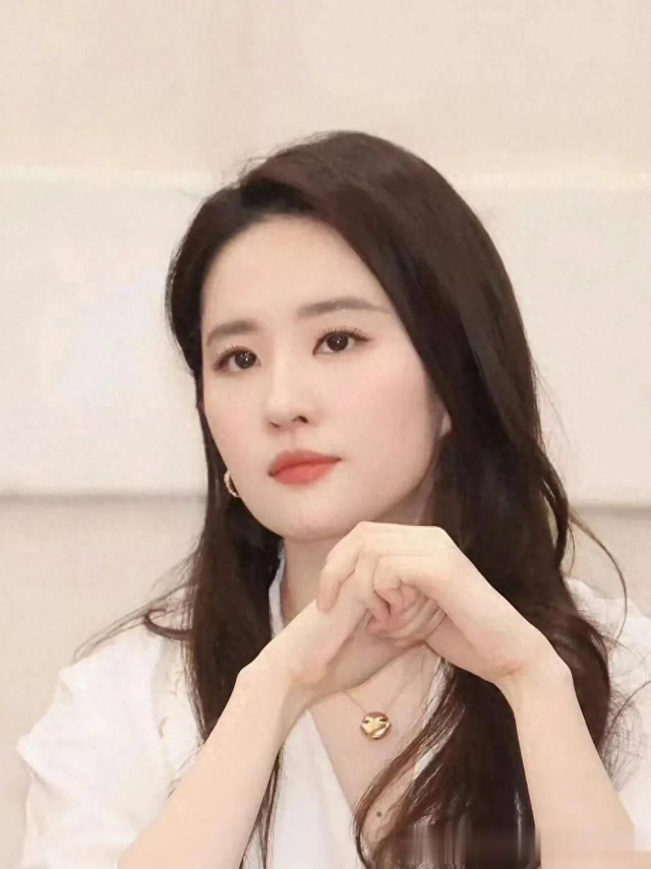 央里央气的刘亦菲