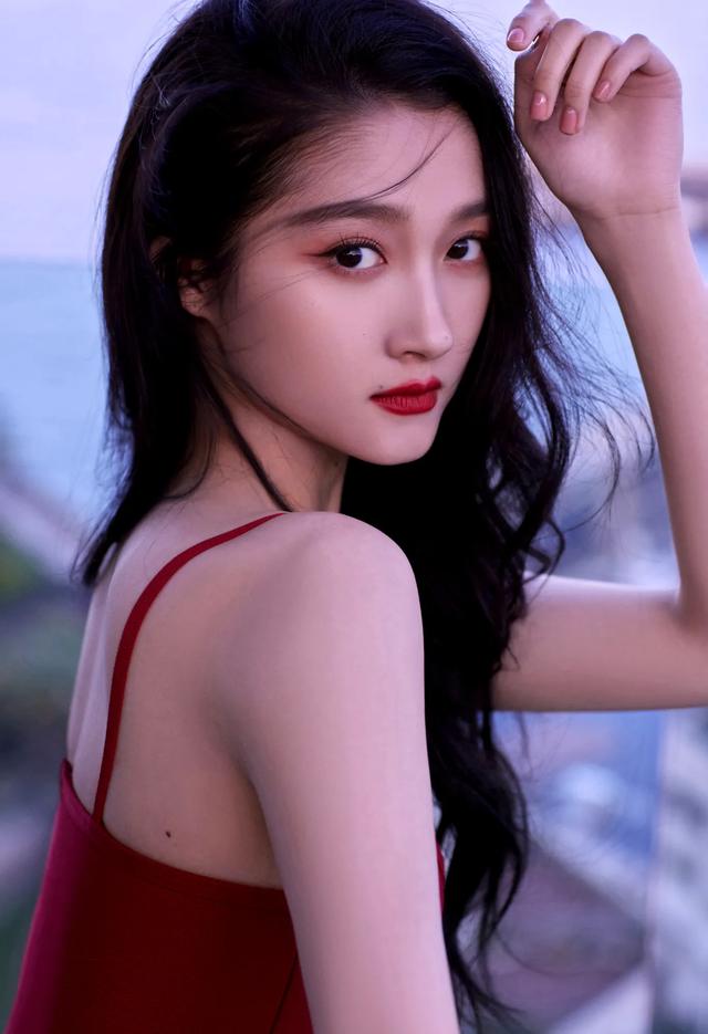 关晓彤,红色绷带裙勾勒魔鬼身材,长发散落胸前,女人味爆棚