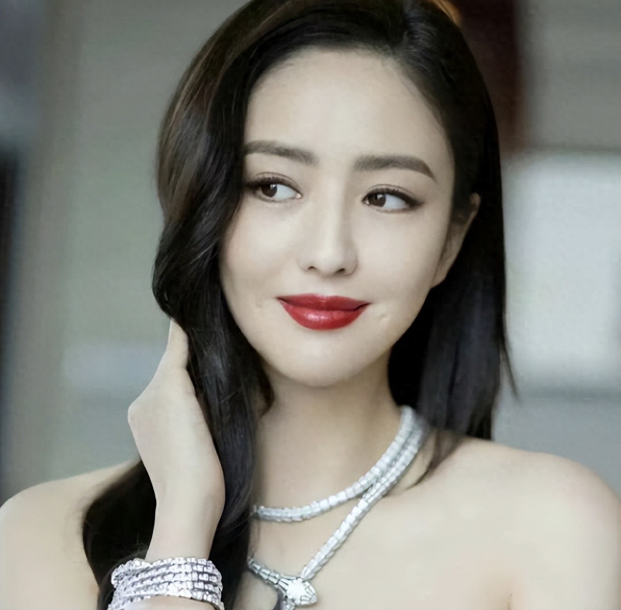 佟丽娅的头重脚轻，祝绪丹的骨盆前倾，暴露出明星太瘦的尴尬！