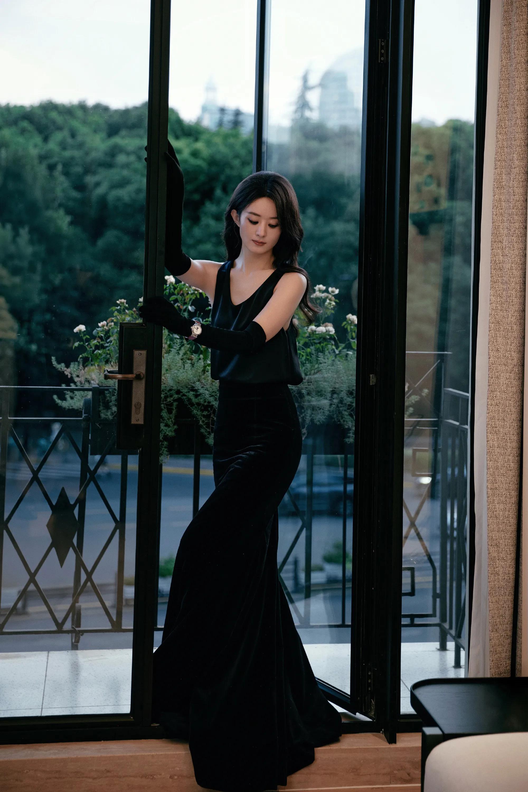 赵丽颖换回“黑长发”后好美！无袖黑色上衣+丝绒长裙，美艳绝伦