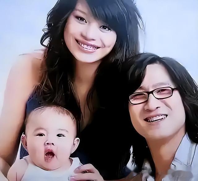 汪峰女友近照曝光：腹部明显突起，妈妈表情说明一切！