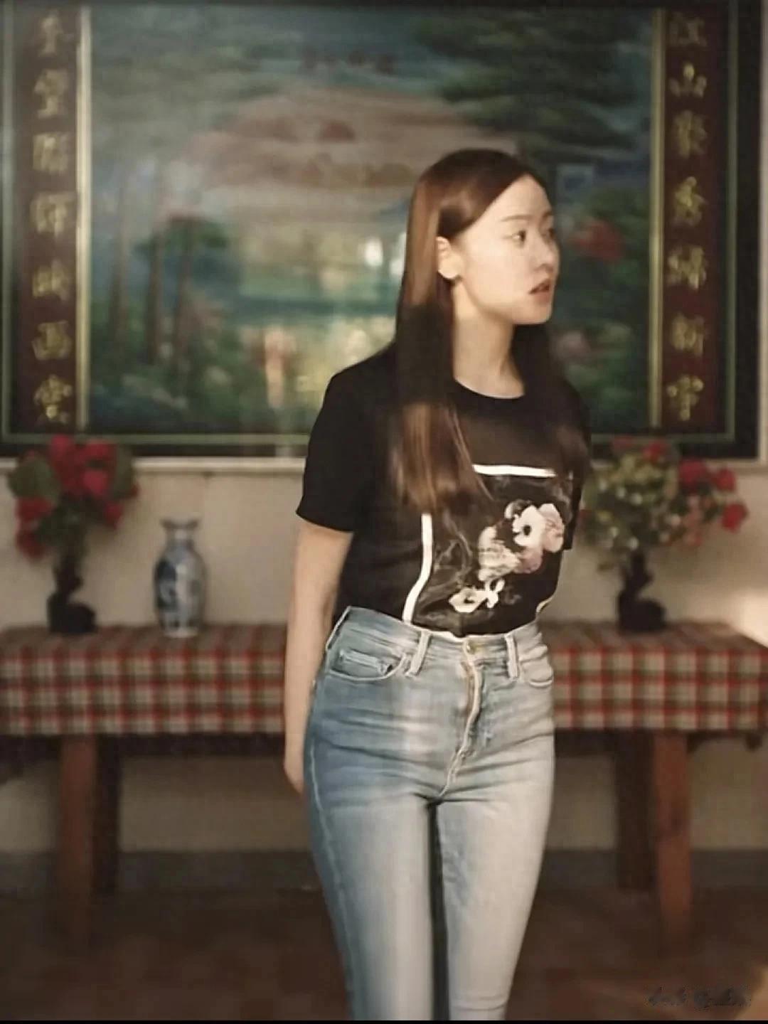 张天爱印花黑T和浅色牛仔裤