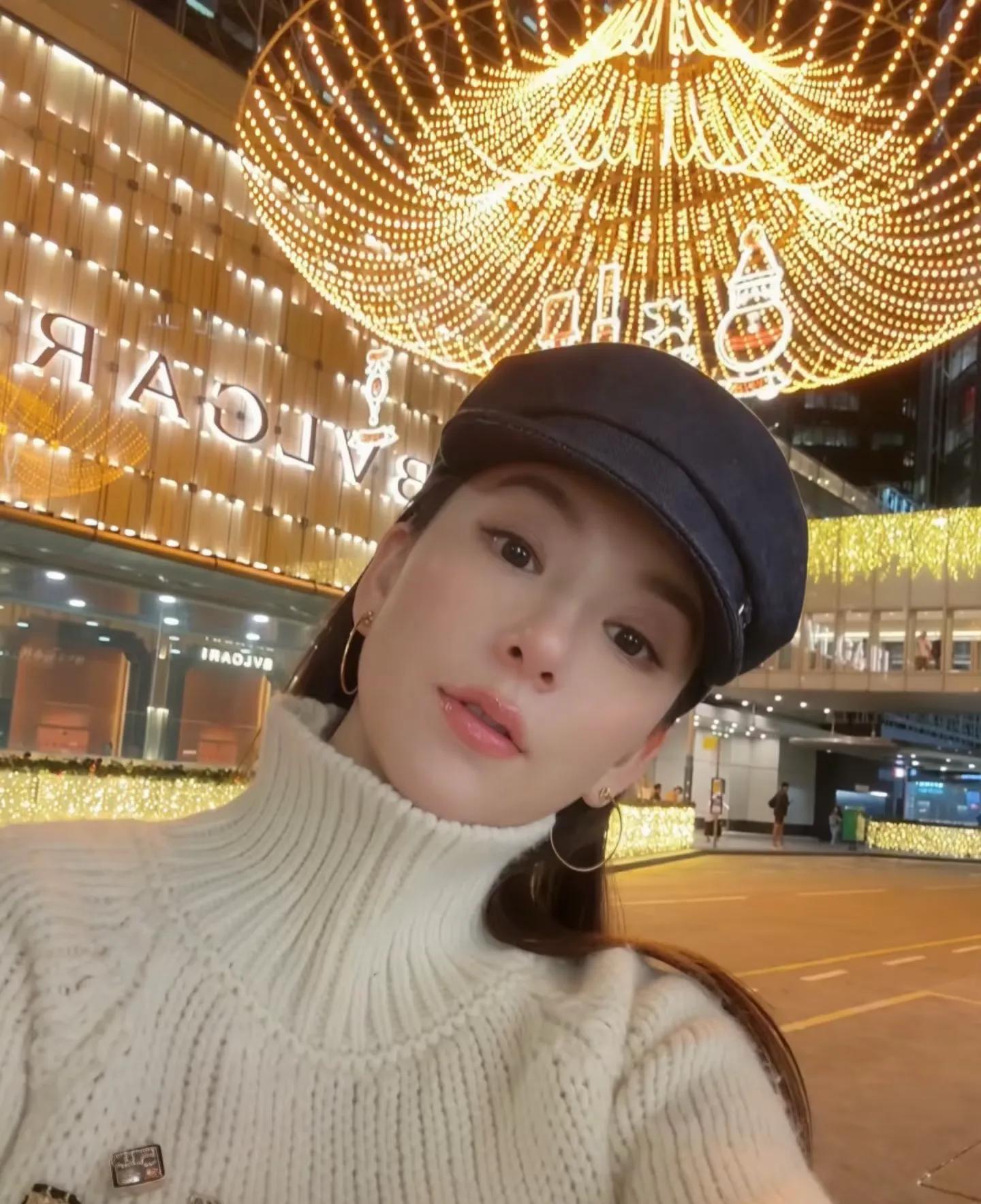 方媛晒出月子照，绑收腹带小腹平坦，身材恢复的很好依然有少女感