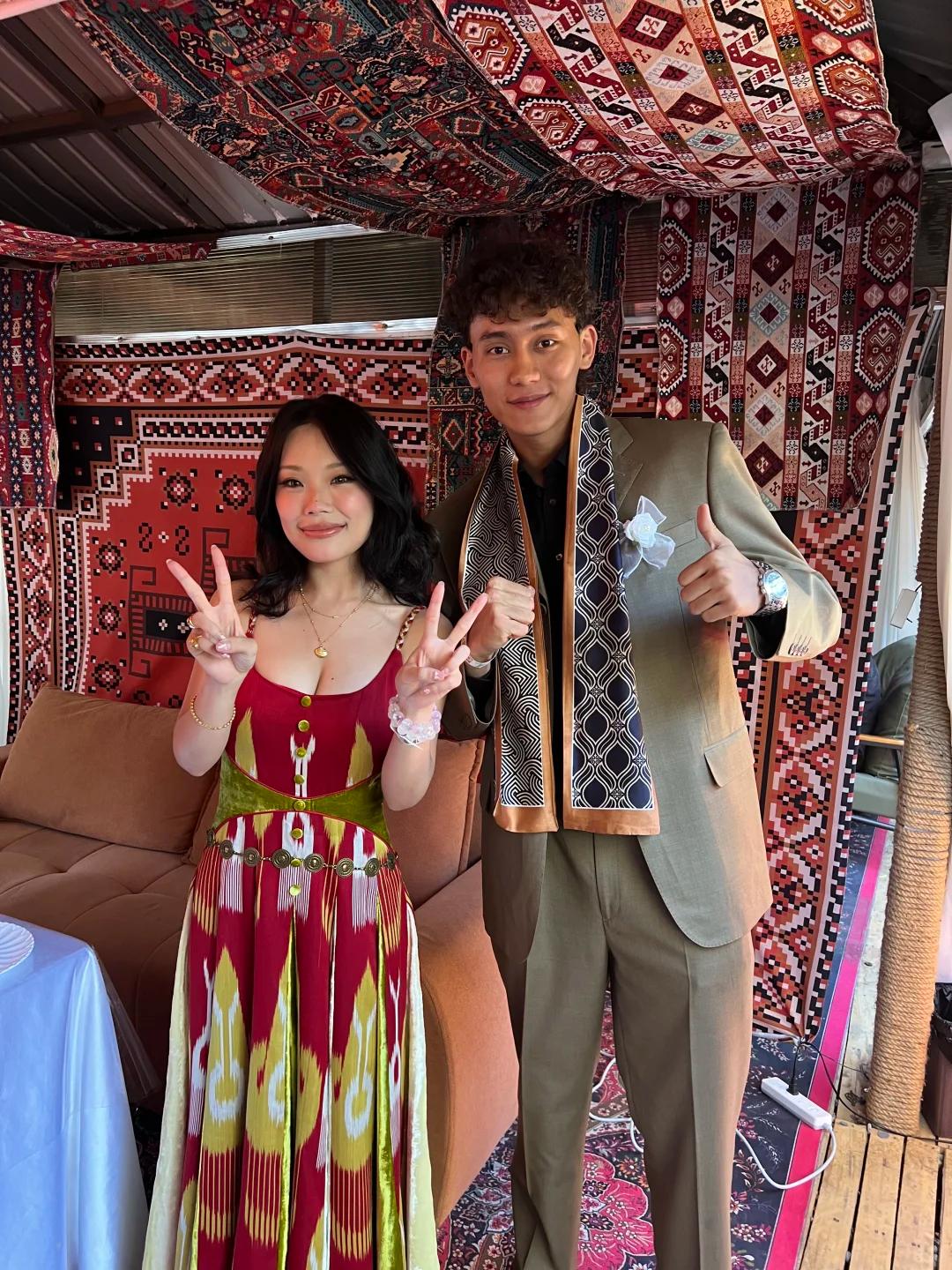 31岁万妮达参加婚礼！穿红裙大秀好身材，黑人男友打扮土气还显老