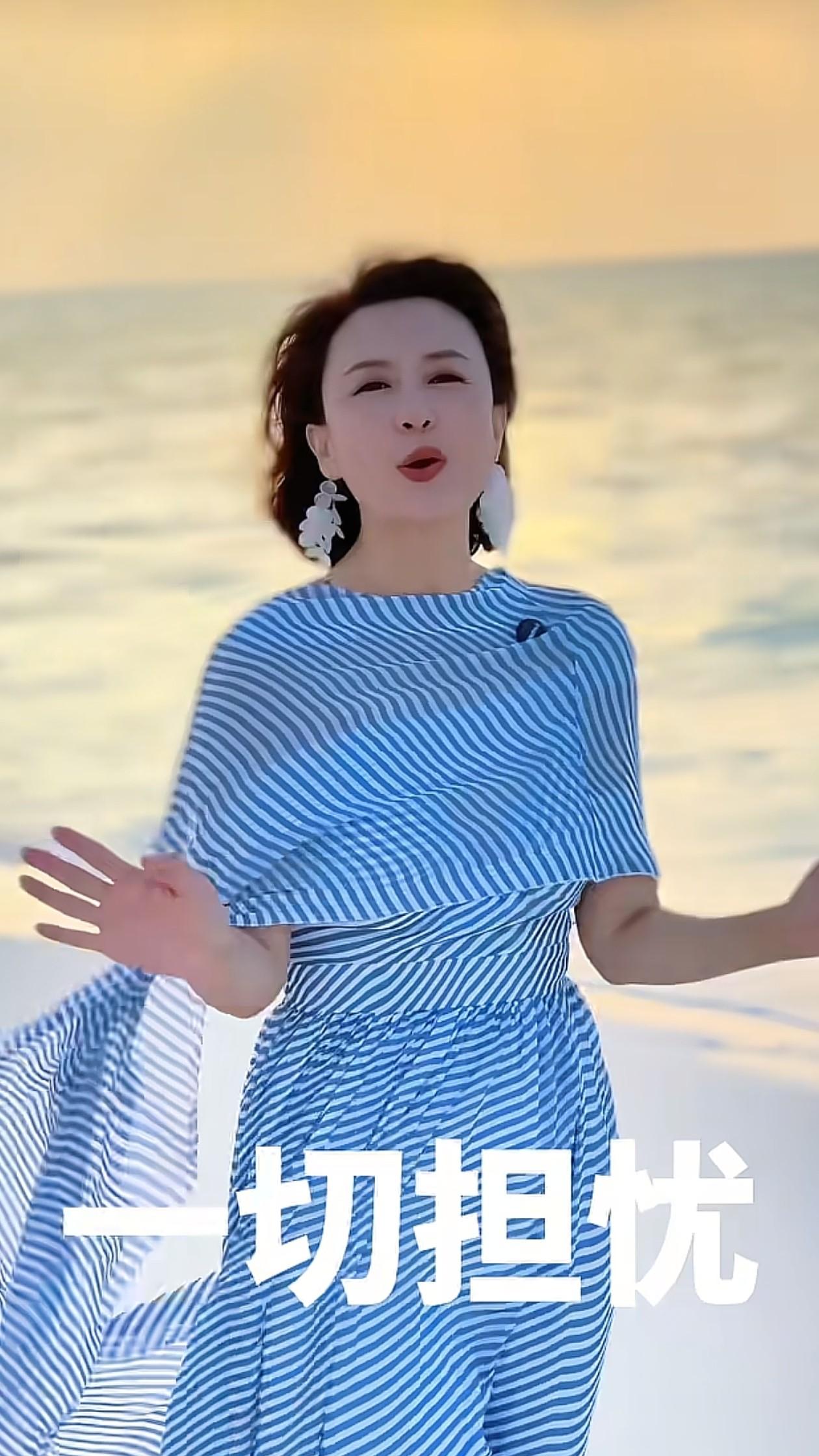 46岁张蕾海边游玩:短发+条纹连衣裙,减龄又时尚,美出新高度