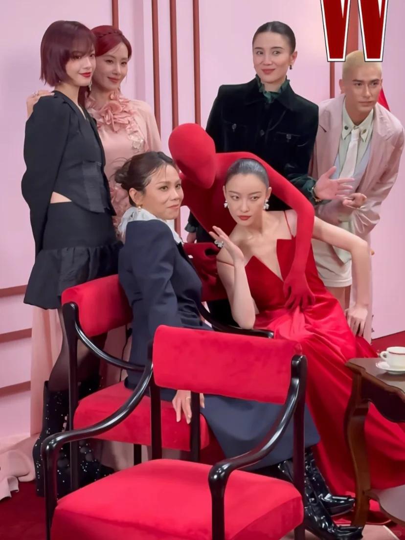 上海这一夜：刘诗诗穿成“黑寡妇”，倪妮背布洛芬小人，热巴惊艳