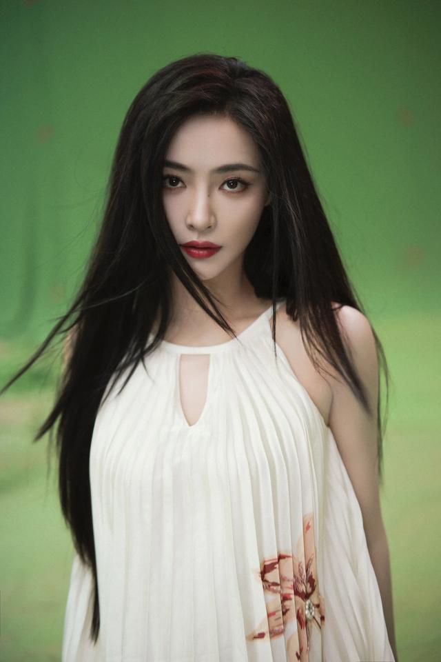 许佳琪纯白挂颈连衣裙，夏日一丝凉爽