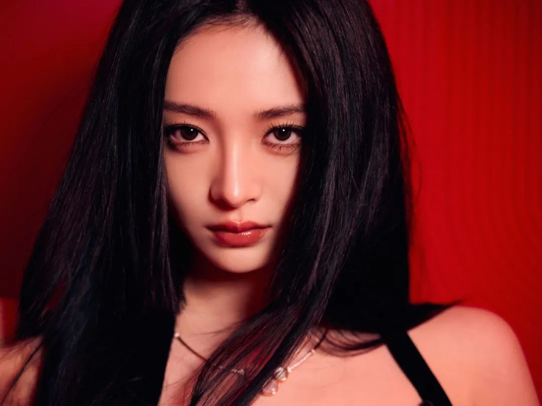 周洁琼，黑长直公主